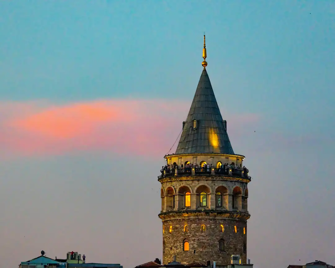 Torre de Gálata ao anoitecer