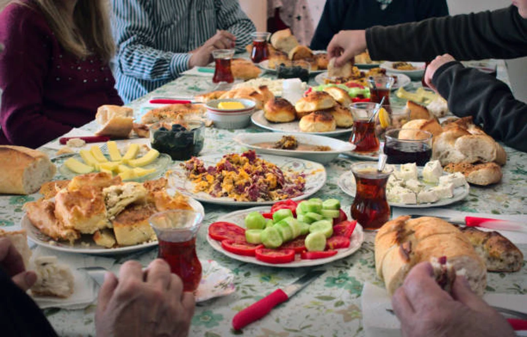 Petit-déjeuner turc en famille